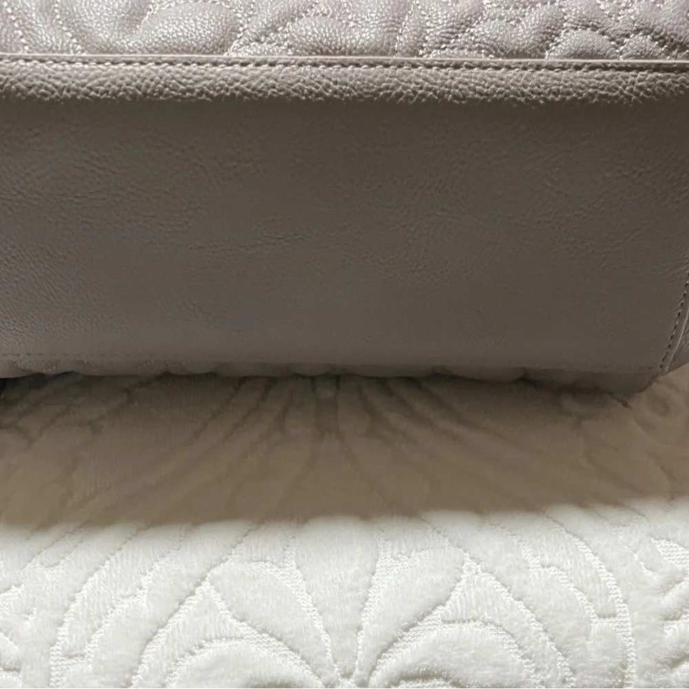 Betsey Johnson NWOTs Gray Heart Handbag. - Picture 7 of 10